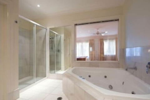 Lakeside Suites 1 - Great Ocean Road Tourism 1
