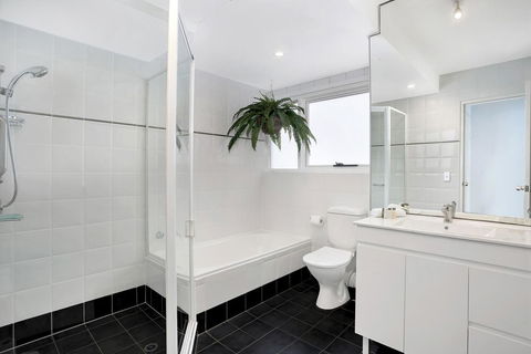 Beautiful 2 Bedroom Apartment Overlooking Manly Wharf MAN29 - Great Ocean Road Tourism 3