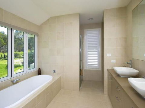 Echo Beach House 16 Reflections Dr Luxurious House With Magnificent Pool & Ducted Air - Great Ocean Road Tourism 4