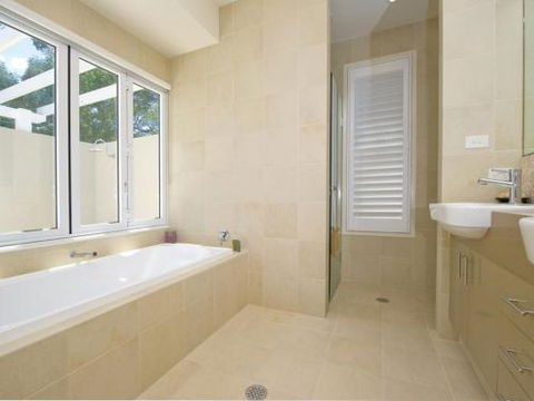 Echo Beach House 16 Reflections Dr Luxurious House With Magnificent Pool & Ducted Air - Great Ocean Road Tourism 6