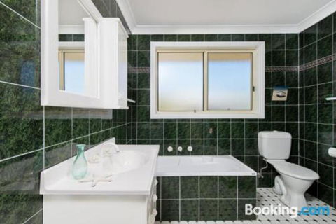 SEASCAPE An Enticing Lakeside Escape - Great Ocean Road Tourism 5