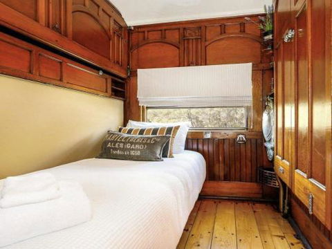 THE ANGAS CARRIAGE Alpine Southern Highlands 4pm Check Out On Sundays - Great Ocean Road Tourism 4