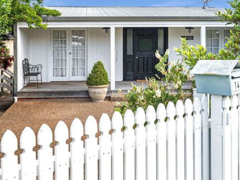 VINCES LANDING OLD EROWAL BAY 4pm Check Out Sundays - Great Ocean Road Tourism 3