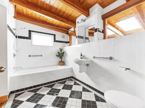 VINCES LANDING OLD EROWAL BAY 4pm Check Out Sundays - Great Ocean Road Tourism 6