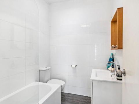 BOMBORA Gerroa 4pm Check Out Sundays - Great Ocean Road Tourism 6