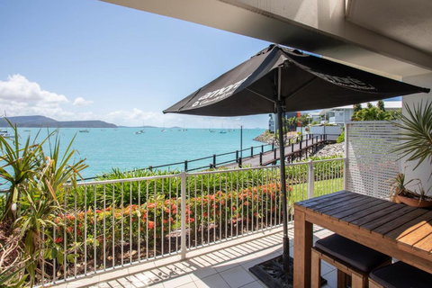 BY THE SEA SHORE STUNNING UNIT POOL SPA WIFI. - Great Ocean Road Tourism 1