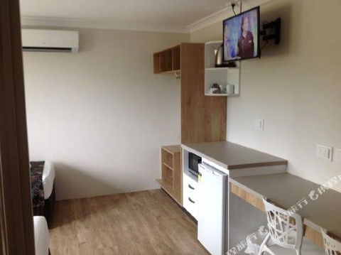 BEST WESTERN CASTLE LODGE MOTEL - Great Ocean Road Tourism 0