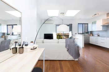 Beachside Apartment With Stunning Views & Parking - Great Ocean Road Tourism 5