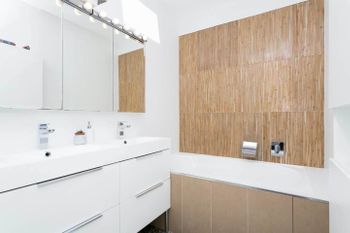 Beachside Apartment With Stunning Views & Parking - Great Ocean Road Tourism 3
