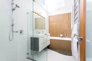 Beachside Apartment With Stunning Views & Parking - Great Ocean Road Tourism 6