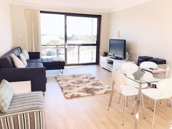 Wallis View Lakeside Family Retreat - Great Ocean Road Tourism 1