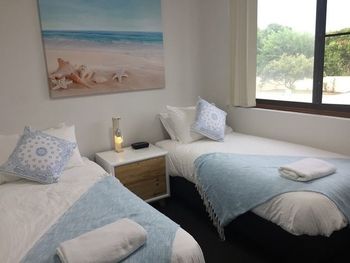 Wallis View Lakeside Family Retreat - Great Ocean Road Tourism 3