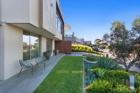 Azure Oasis - Great Ocean Road Tourism 6