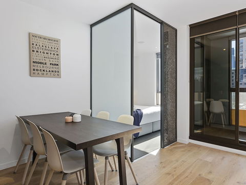 CHARLOTTE Manhatten Building Near Spencer St. & Southern Cross Station - Great Ocean Road Tourism 4