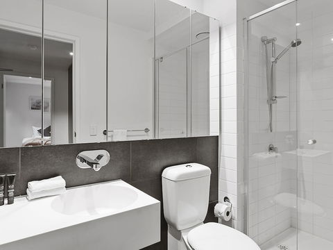 CHARLOTTE Manhatten Building Near Spencer St. & Southern Cross Station - Great Ocean Road Tourism 3