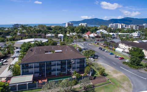 Cairns Holiday Lodge - Great Ocean Road Tourism 0