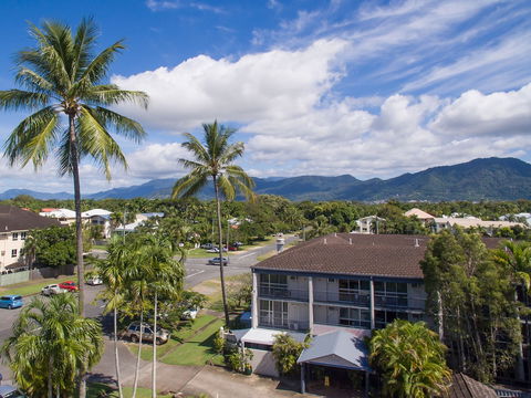 Cairns Holiday Lodge - Great Ocean Road Tourism 1