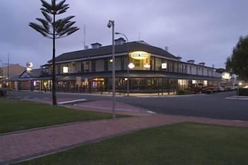 Grand Tasman Hotel - Great Ocean Road Tourism 0