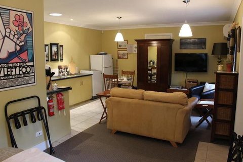 Ivy On Glenelg - Great Ocean Road Tourism 3