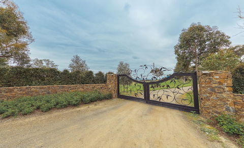 Outlook Hill Vineyard Cottages - Great Ocean Road Tourism 0