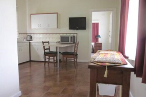 Lakes Waterfront Motel & Holiday Cottages - Great Ocean Road Tourism 6