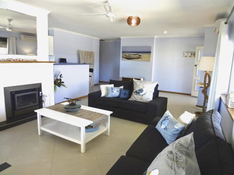 Salty Air Apartments Kingscote Kangaroo Island - Great Ocean Road Tourism 1