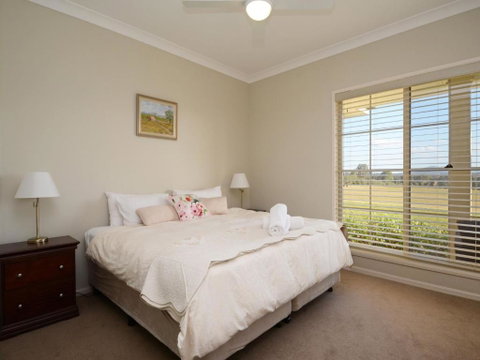 Silver Springs (4br) Cottage With Wifi Views Olives & Space . Fireplace Views Olives & Space - Great Ocean Road Tourism 6