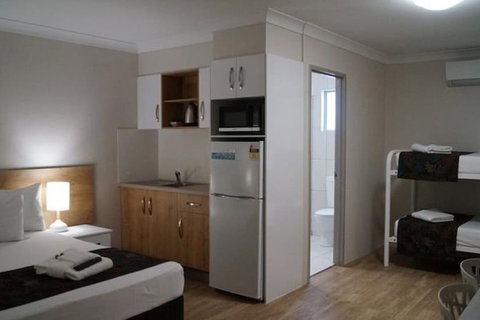 Castle Crest Motel - Great Ocean Road Tourism 3