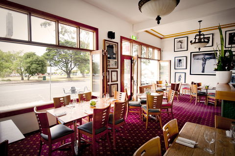 Elephant And Castle Hotel - Great Ocean Road Tourism 1