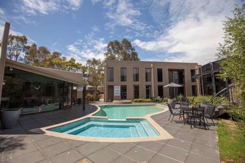 Dingley International Hotel - Great Ocean Road Tourism 1