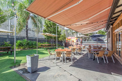 Nightcap at High Flyer Hotel - Great Ocean Road Tourism 0