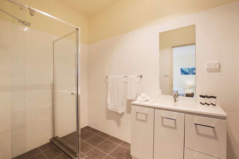 Nightcap at High Flyer Hotel - Great Ocean Road Tourism 4