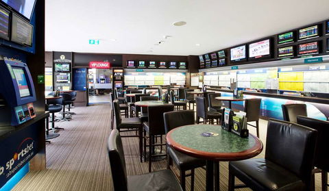 Nightcap at High Flyer Hotel - Great Ocean Road Tourism 5