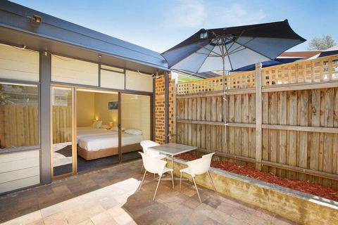 Nightcap at High Flyer Hotel - Great Ocean Road Tourism 8