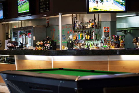 Nightcap at High Flyer Hotel - Great Ocean Road Tourism 9