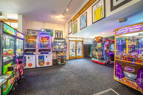 Nightcap at High Flyer Hotel - Great Ocean Road Tourism 16