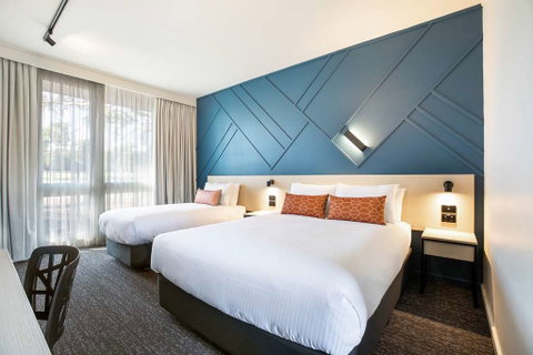Nightcap at Sandown Park Hotel - Great Ocean Road Tourism 1
