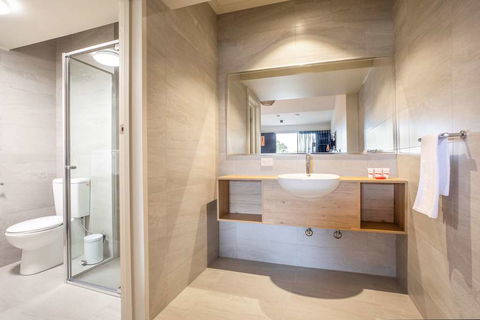 Nightcap at Manhattan Hotel - Great Ocean Road Tourism 0