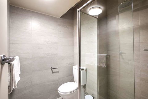 Nightcap at Manhattan Hotel - Great Ocean Road Tourism 1