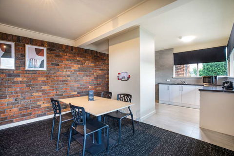 Nightcap at Manhattan Hotel - Great Ocean Road Tourism 2