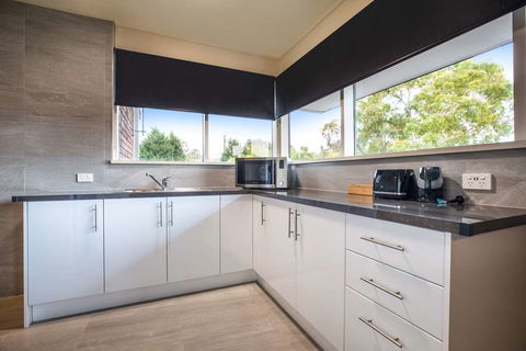 Nightcap at Manhattan Hotel - Great Ocean Road Tourism 3