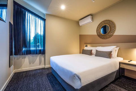 Nightcap at Manhattan Hotel - Great Ocean Road Tourism 4