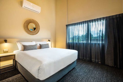 Nightcap at Manhattan Hotel - Great Ocean Road Tourism 6