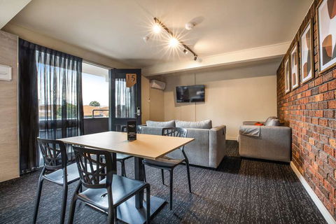 Nightcap at Manhattan Hotel - Great Ocean Road Tourism 7