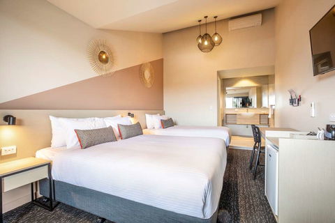 Nightcap at Manhattan Hotel - Great Ocean Road Tourism 9