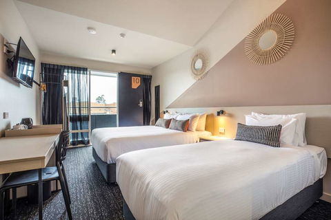 Nightcap at Manhattan Hotel - Great Ocean Road Tourism 10