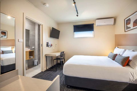 Nightcap at Manhattan Hotel - Great Ocean Road Tourism 11