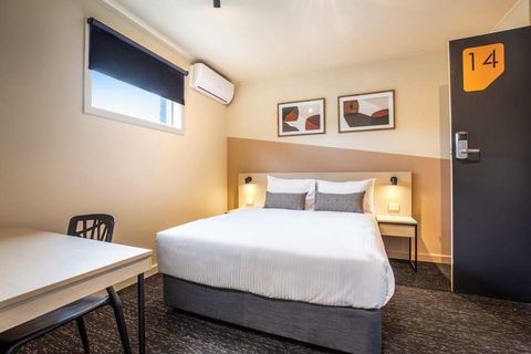 Nightcap at Manhattan Hotel - Great Ocean Road Tourism 12