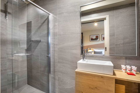 Nightcap at Manhattan Hotel - Great Ocean Road Tourism 13