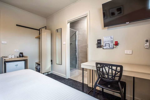 Nightcap at Manhattan Hotel - Great Ocean Road Tourism 14